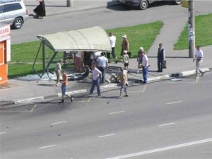В Донецкой области БМВ врезалось в остановку: есть жертвы