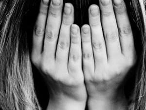 В Ровенской области подросток изнасиловал 12-летнюю девочку за украденную плитку шоколоада