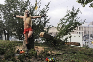 "Активистки" из Femen опять нарвались на неприятность