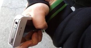Пьяный полицейский отобрал у одесситки смартфон